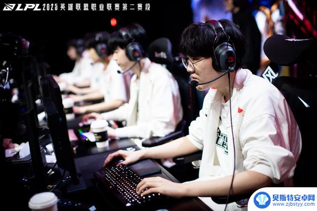 韩国网友热议AL辅助Kael未战先跪的言论,批评其毫无斗志