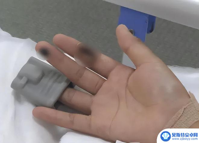 小女孩充电玩手机 17岁女孩充电玩iPhone被电击事件详情