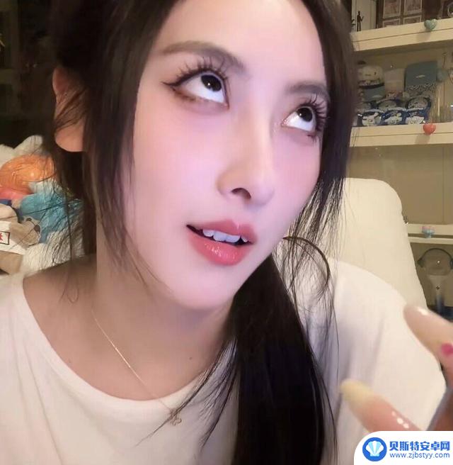 LPL女主持曝光副业引发热议!DOINB下跪让FPX打野,LPL最大黑马倒下