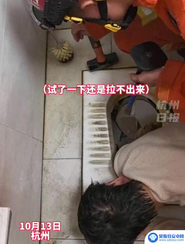 男子不慎将手机掉入厕所，伸手去捞却引发悲剧