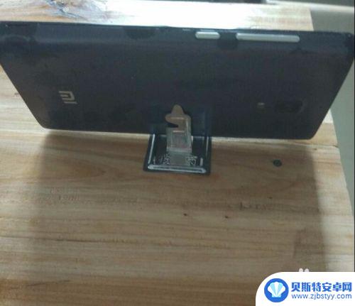 废物怎么做手机挂件 废物利用手工制作手机支架教程